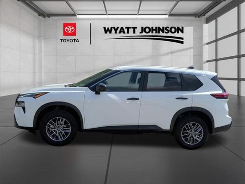 Used 2025 Nissan Rogue S AWD/4WD image 2