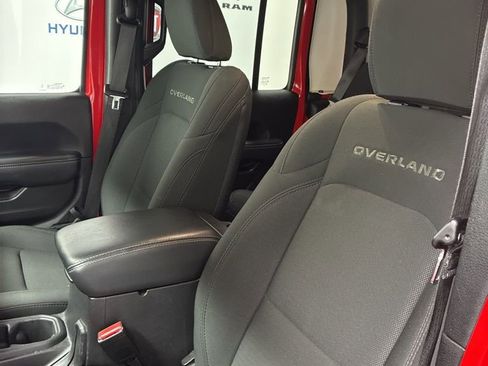 Used 2023 Jeep Gladiator Overland image 9