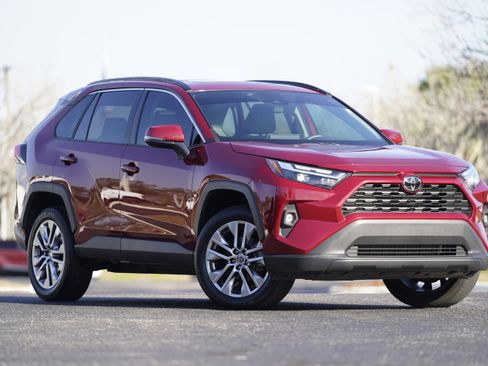 Used 2022 Toyota RAV4 XLE Premium image 2