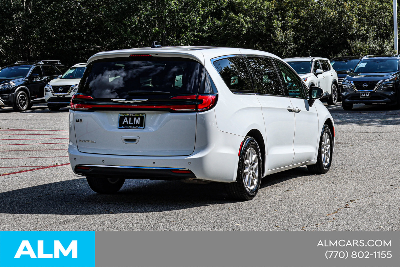 Used 2023 Chrysler Pacifica Touring-L FWD image 6