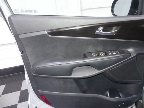 Used 2020 Kia Sorento LX w/ LX I4 Convenience Package image 18