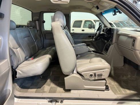 Used 2006 Chevrolet Silverado 2500 LT w/ Onstar Plus Package AWD/4WD image 18