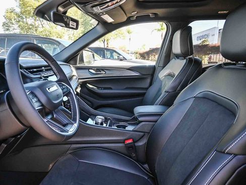 New 2025 Jeep Grand Cherokee Altitude image 14