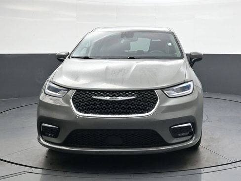 Used 2023 Chrysler Pacifica Touring-L image 10