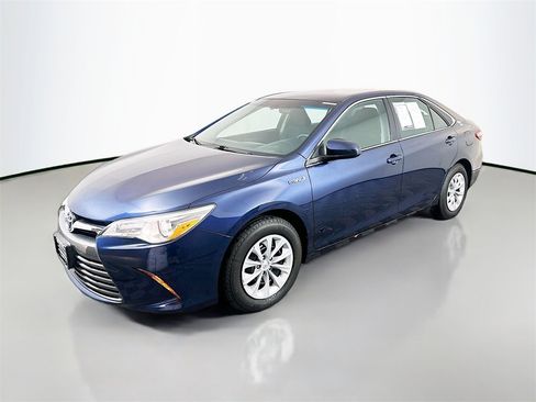 Used 2016 Toyota Camry LE image 3