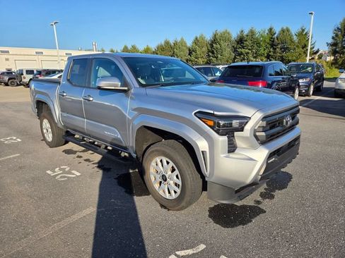 Used 2024 Toyota Tacoma SR5 AWD/4WD image 18