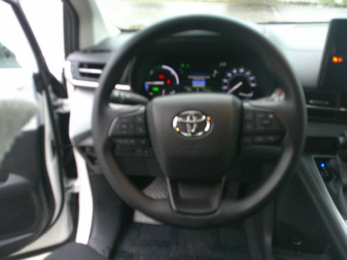 Used 2025 Toyota Sienna LE image 19