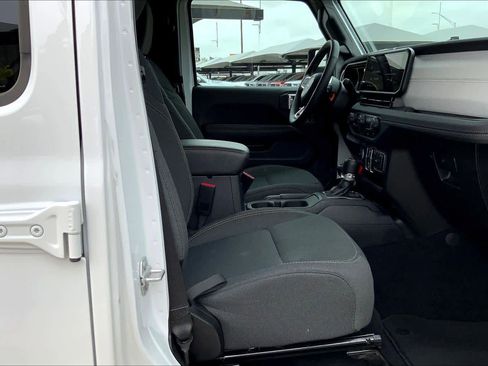 Used 2025 Jeep Wrangler Sahara image 9