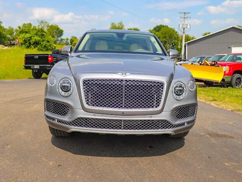 Used 2017 Bentley Bentayga image 11