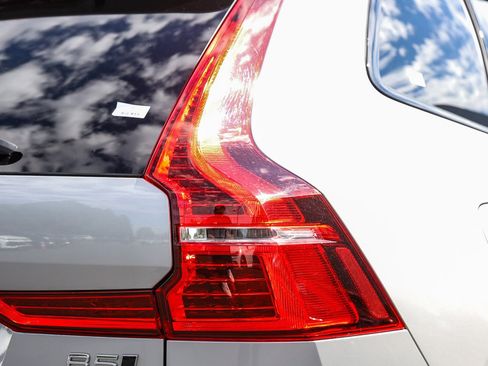 Used 2025 Volvo XC60 B5 Plus image 8