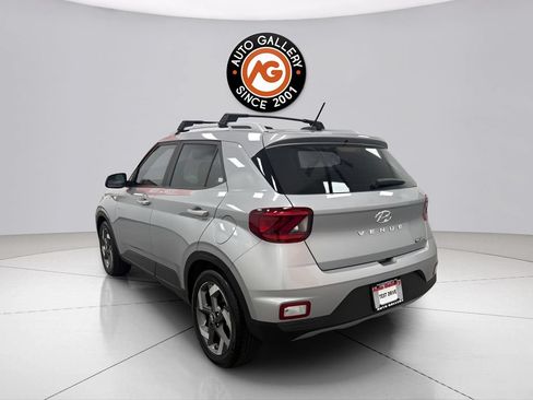 Used 2025 Hyundai Venue SEL FWD image 4