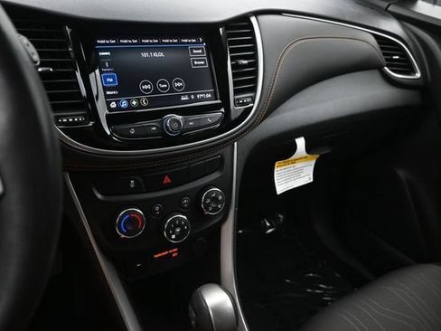 Used 2022 Chevrolet Trax LT w/ LT Convenience Package AWD/4WD image 11