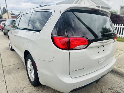 Used 2017 Chrysler Pacifica Touring-L Plus w/ Advanced Safetytec Group FWD image 8
