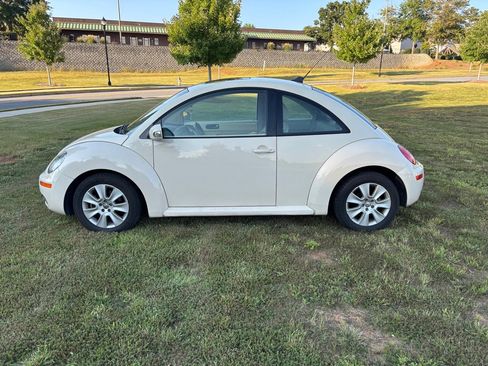Used 2009 Volkswagen Beetle S image 8