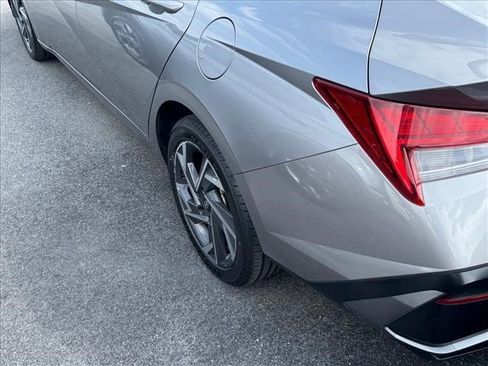 Used 2025 Hyundai Elantra SEL FWD image 21