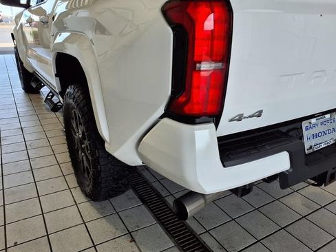 Used 2025 Toyota Tacoma SR5 AWD/4WD image 24