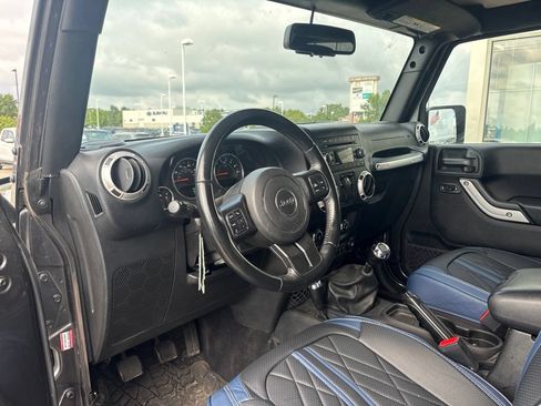 Used 2017 Jeep Wrangler Sahara w/ Connectivity Group AWD/4WD image 10
