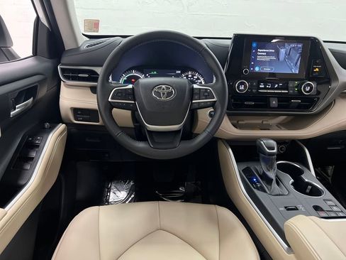 Used 2025 Toyota Highlander XLE image 15