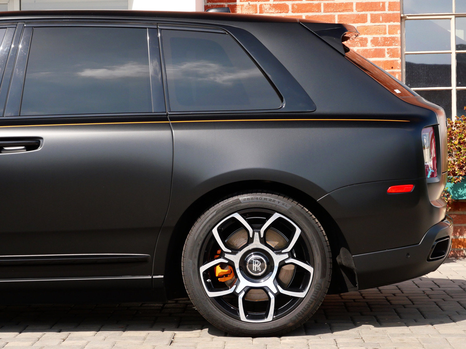 Used 2023 Rolls-Royce Cullinan Black Badge w/ Dark Exterior Package AWD/4WD image 23