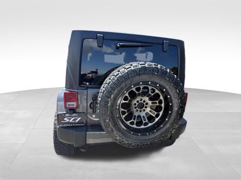 Used 2018 Jeep Wrangler Unlimited Sahara w/ Connectivity Group AWD/4WD image 4