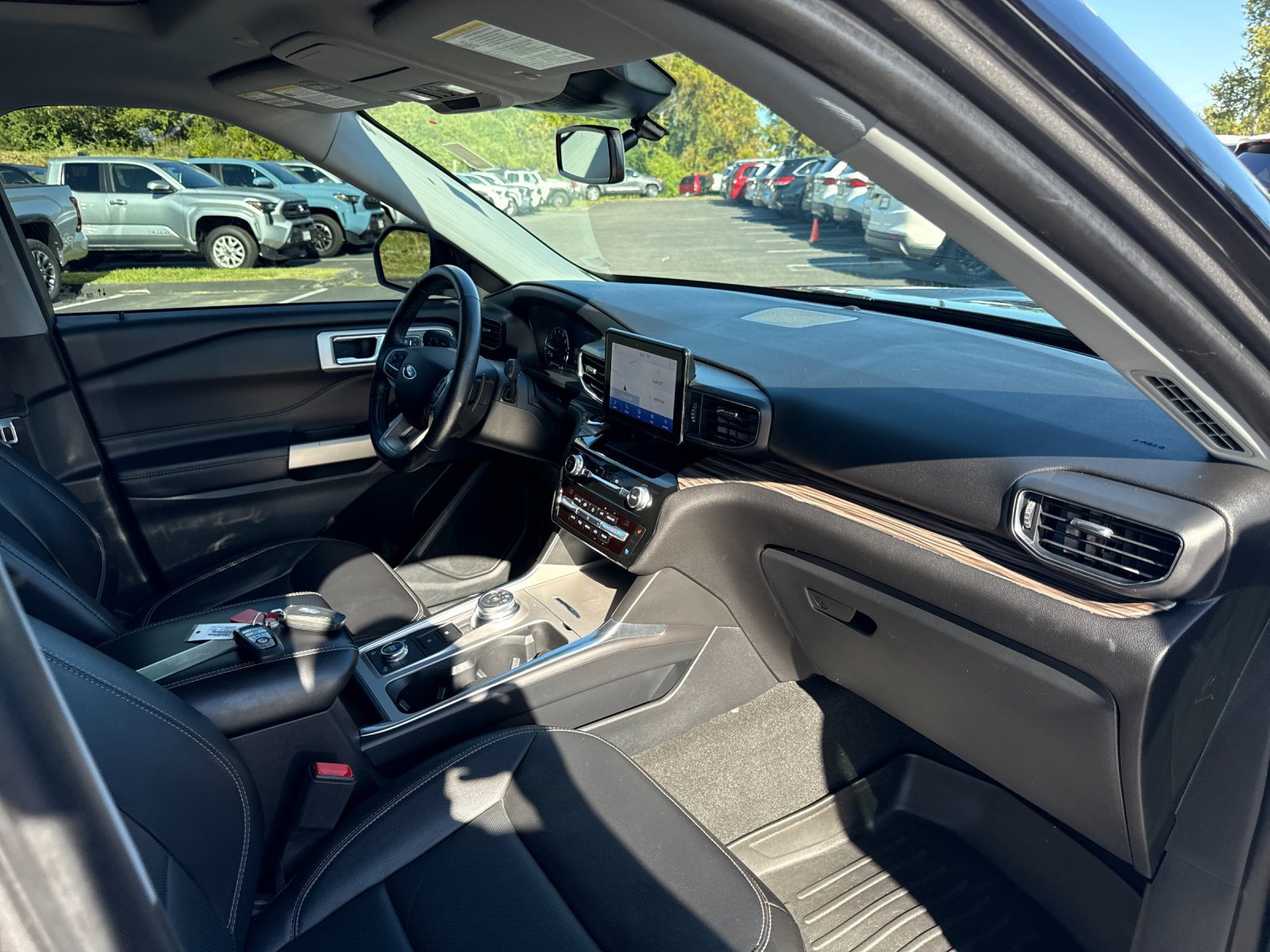 Used 2021 Ford Explorer Limited w/ Equipment Group 301A AWD/4WD image 28