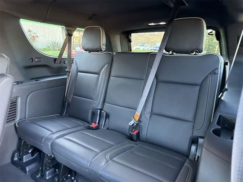 Used 2023 Chevrolet Suburban Premier image 32
