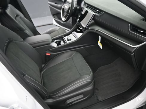 New 2025 Jeep Grand Cherokee Altitude image 17