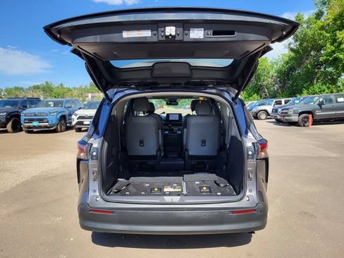 Used 2023 Toyota Sienna XLE FWD image 27