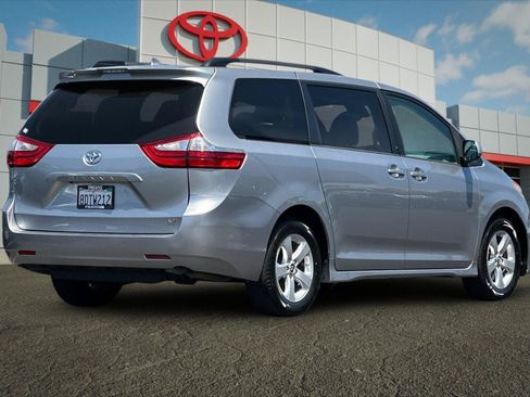 Certified 2018 Toyota Sienna LE FWD image 3