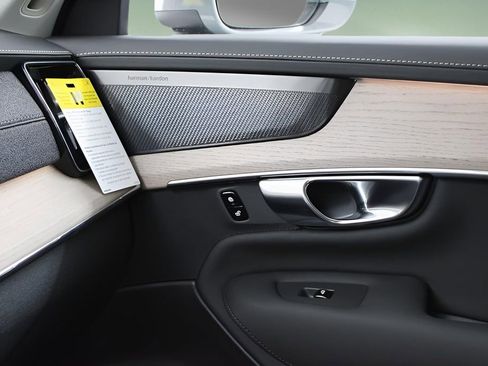 New 2025 Volvo XC90 T8 Plus w/ Protection Package Premier image 24