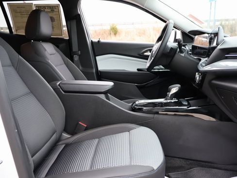 Used 2025 Chevrolet Trax LT w/ Driver Confidence Package image 9