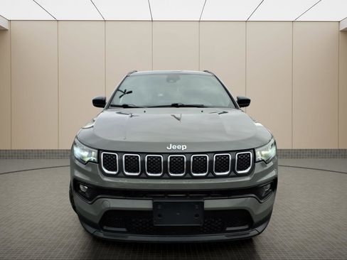 Used 2023 Jeep Compass Latitude image 3