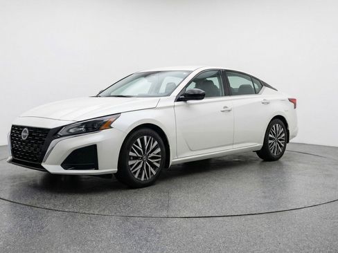 Used 2025 Nissan Altima 2.5 SV FWD image 3