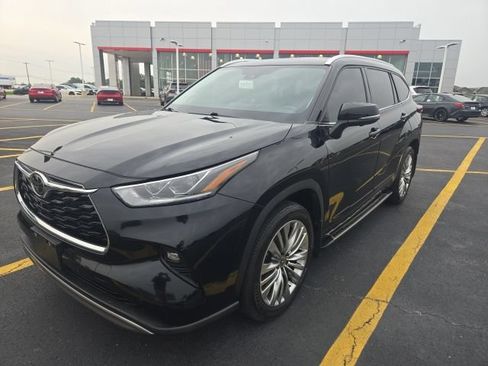 Used 2024 Toyota Highlander Platinum AWD/4WD image 3