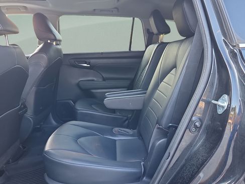 Used 2021 Toyota Highlander XLE FWD image 10