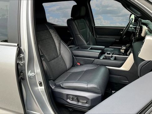 Used 2025 Toyota Tundra Limited AWD/4WD image 32