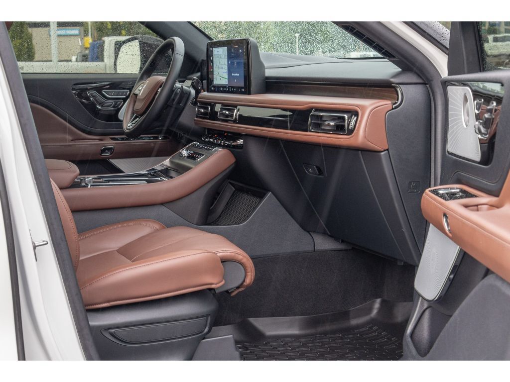 Used 2025 Lincoln Aviator Reserve w/ Equipment Group 201A AWD/4WD image 10