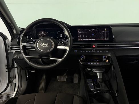 Used 2025 Hyundai Elantra SEL FWD image 12