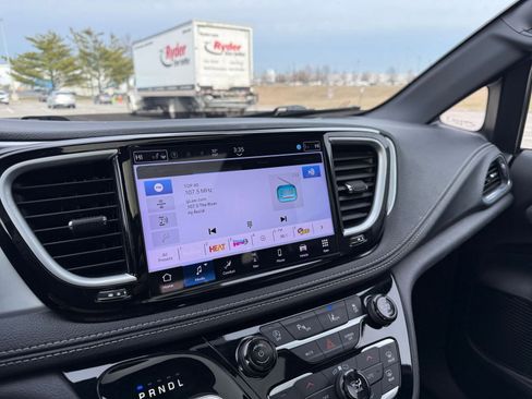 Used 2025 Chrysler Pacifica Limited image 21