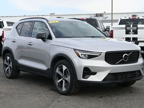 Used 2024 Volvo XC40 B5 Core image 12
