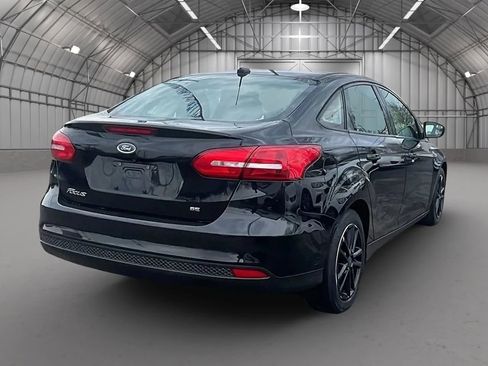 Used 2018 Ford Focus SE FWD image 5