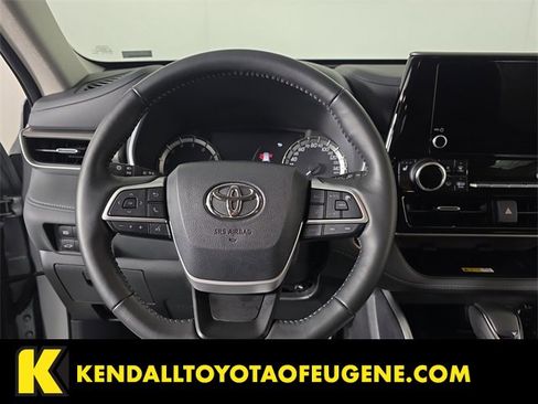 Used 2025 Toyota Highlander XLE image 10
