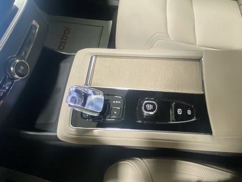 Used 2025 Volvo XC90 B6 Plus image 27