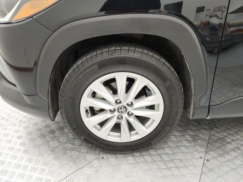 Used 2025 Toyota Corolla Cross LE image 9