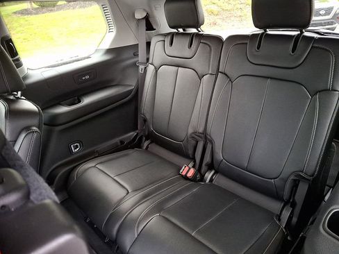Used 2023 Jeep Grand Cherokee L Limited w/ Black Appearance Package AWD/4WD image 14