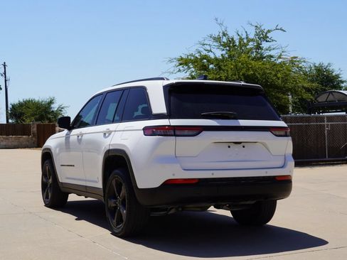 Used 2024 Jeep Grand Cherokee Altitude RWD image 6