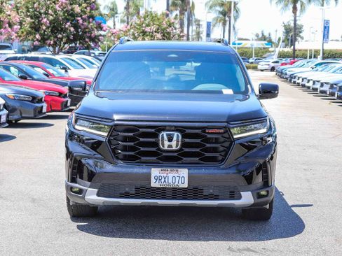 Used 2025 Honda Pilot TrailSport image 2