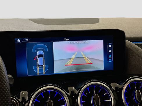 Used 2025 Mercedes-Benz GLA 250 4MATIC image 23