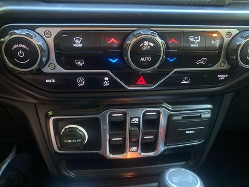 Used 2022 Jeep Wrangler Unlimited Sahara AWD/4WD image 18