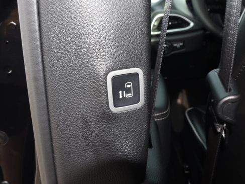 Used 2025 Chrysler Pacifica Limited FWD image 21